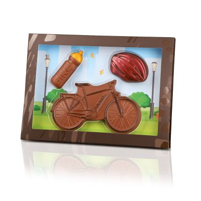 Fahrradhelm, Fahrrad und Trinkflasche aus Schokolade